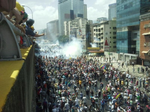 PNB reprimió con gas lacrimógeno marcha en la Francisco Fajardo (fotos)