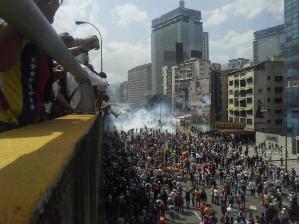 PNB reprimió con gas lacrimógeno marcha en la Francisco Fajardo (fotos)