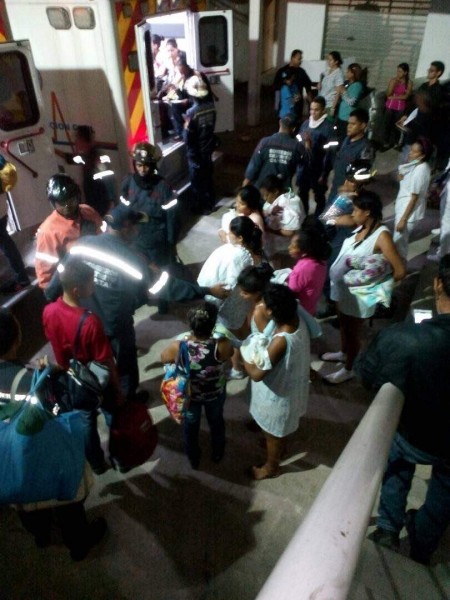 Momento en que es desalojado el Materno Infantil Hugo Chávez de El Valle/Foto: Twitter