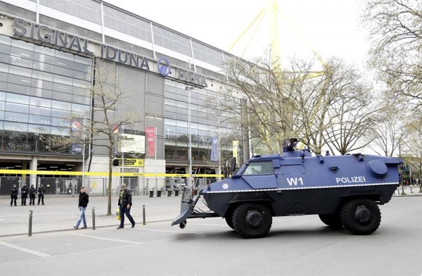 Policías montan guardia en los alrededores del estadio Signal Iduna Park en Dortmund (Alemania)/ Foto: EFE