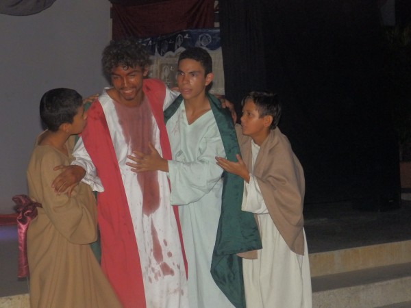 Presentan, el "viacruces viviente juvenil" protagonizada por Elías Fajardo quien interpreta el papel de Jesús, además integrada por un elenco de 42 artistas entre niños y jóvenes de 9 años a 19 años.