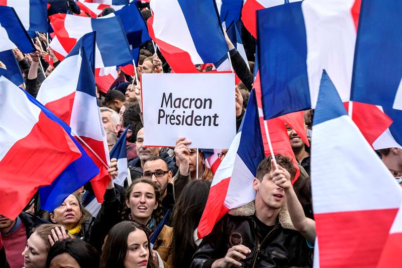 El candidato socioliberal habría ganado este domingo las elecciones presidenciales francesas con unos 30 puntos de ventaja sobre su rival, la ultraderechista Marine Le Pen