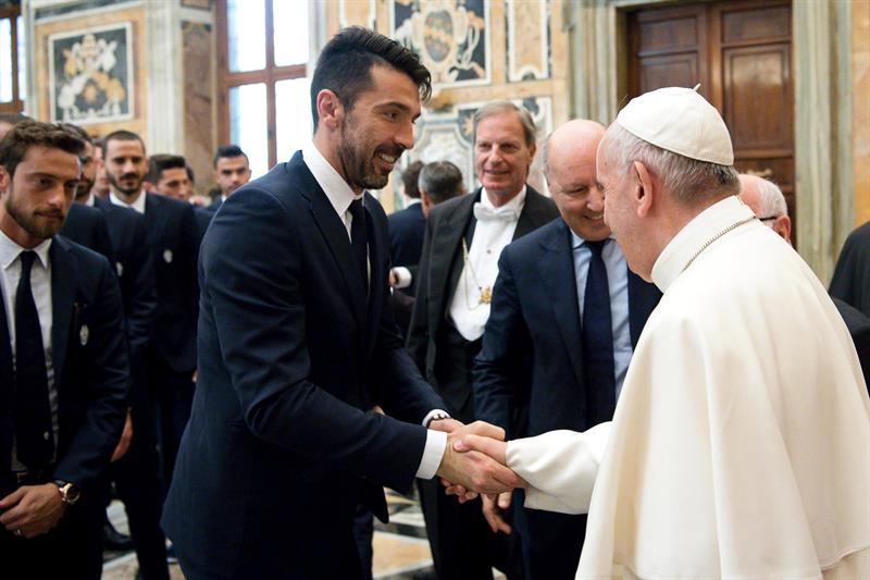El pontífice los invitó a ser ejemplo para sus admiradores, al recibir a los jugadores del Juventus y del Lazio, que mañana disputarán la final de la Copa de Italia