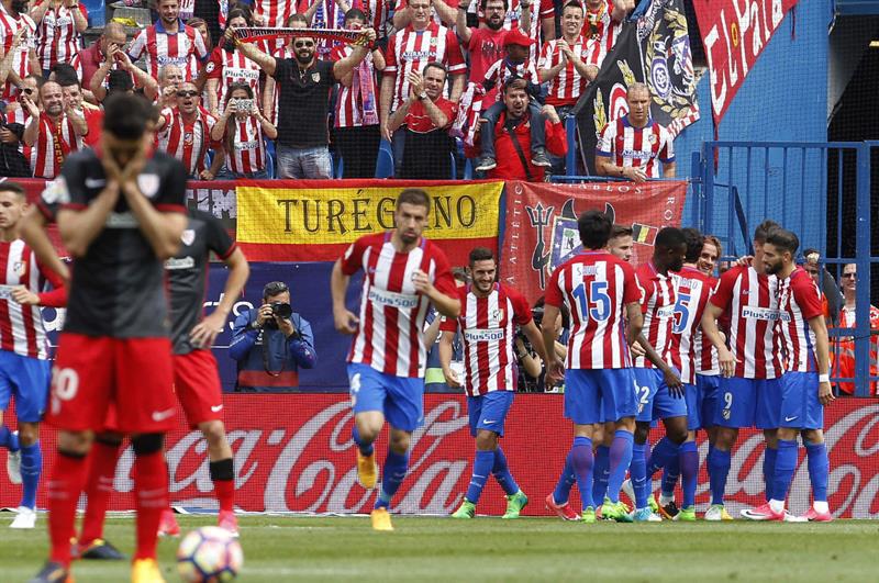 Dos goles de Fernando Torres en los primeros diez minutos de partido le dieron aliento al Atlético para despedir su estadio a lo grande con triunfo 3-1 ante Bilbao