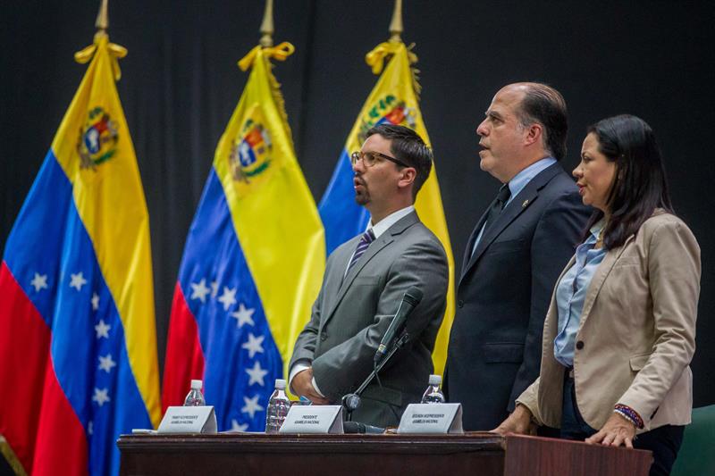 El presidente de la Asamblea Nacional de Venezuela, Julio Borges (C), asiste a una sesión del organismo, acompañado de Dennis Fernández (d), segunda vicepresidenta de la AN, y Freddy Guevara (i) primer vicepresdiente, hoy jueves 27 de abril de 2017, en Caracas/ Foto: EFE