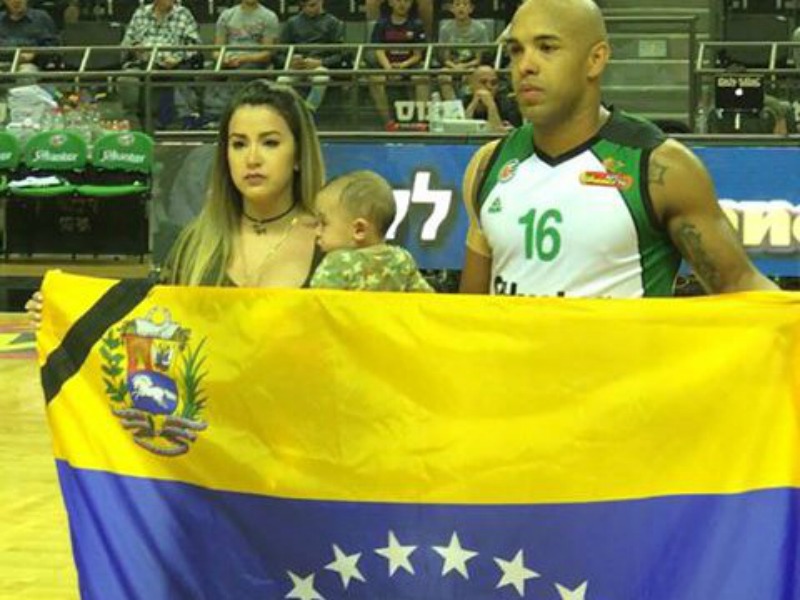 "Un gesto que quizás no valga mucho, pero un granito de arena para expresar mi dolor por los familiares de los caídos en mi país", expresó el basquetero