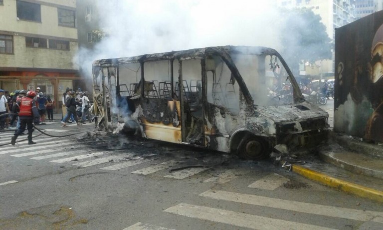 Gobierno responsabilizó a Julio Borges por incendio de autobús en Altamira