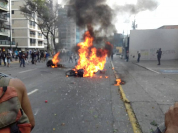 Manifestantes queman motos a GNB en Altamira/Foto: Cortesía