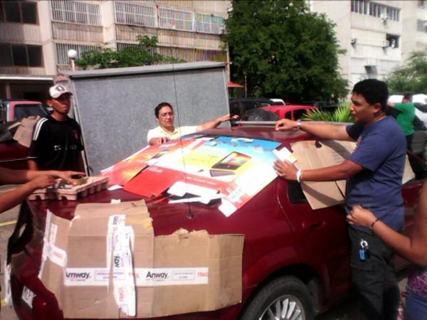 Manifestantes protegen sus vehículos 