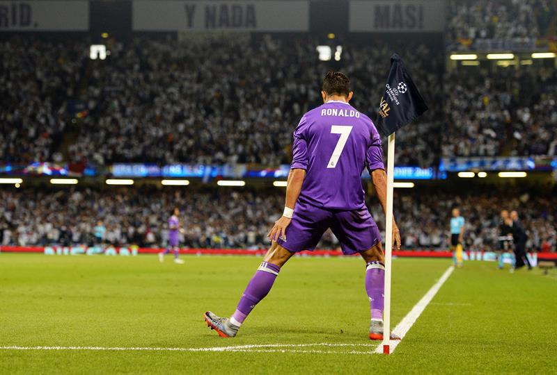 "Un doblete de Ronaldo ayuda al Madrid a reinar de nuevo", añade el prestigioso diario británico The Guardian