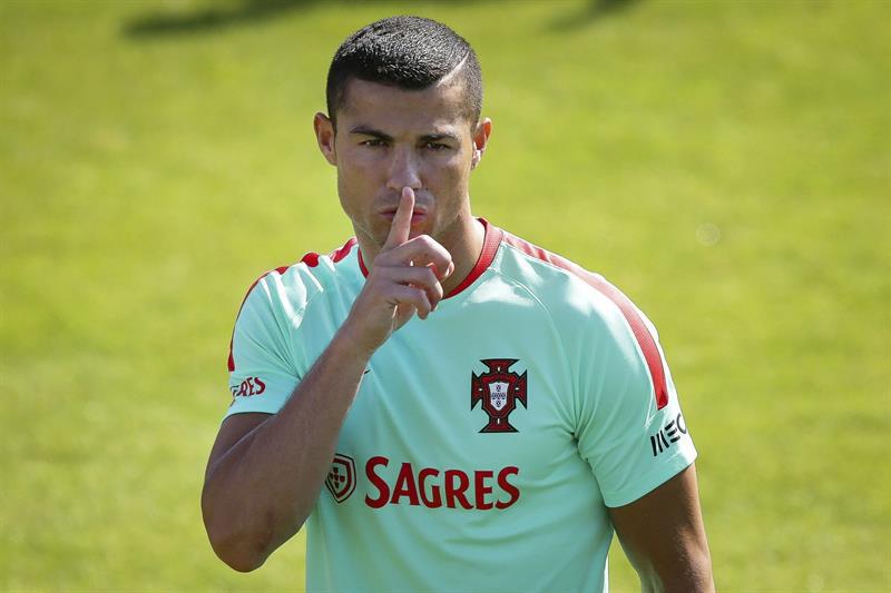 El mensaje, colgado en su cuenta de Instagram, está ilustrado con una foto en la que el delantero portugués, concentrado en la actualidad con su selección