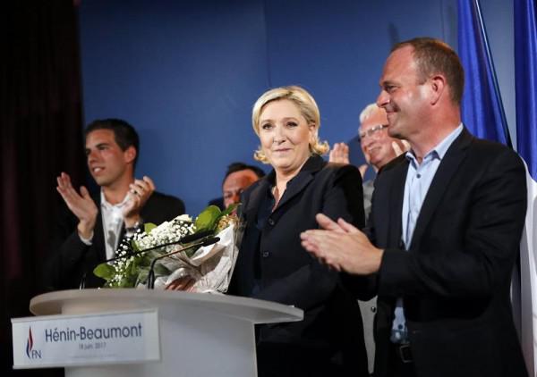 El líder del partido del Frente Nacional (FN) Marine Le Pen (C) entrega una declaración tras la clausura de las votaciones para la segunda vuelta de las elecciones legislativas francesas en Henin-Beaumont , Norte de Francia Foto: EFE