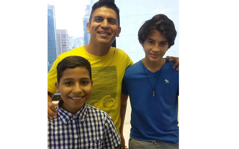 Los niños Carlos Raul Goitía y Carlos Raul Aguilar con su entrenador, Marlón Ruiz, quien los estará acompañando a las actividades de Futbol por la Amistad.