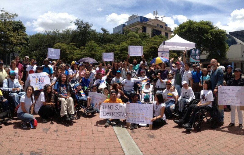 Con pancartas y discursos se hicieron sentir las comunidades con discapacidad presentes en la manifestación, quienes comentaron la difícil situación que atraviesan al padecer la crisis de país/ Foto: Cortesía