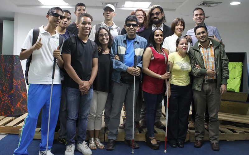 Adolescentes de zonas vulnerables aprenden a trabajar con discapacitados visuales