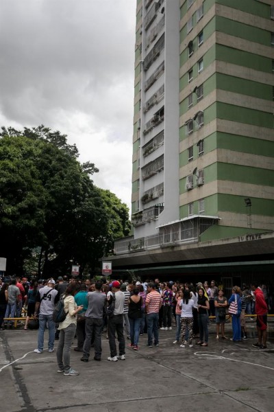 El allanamiento, realizado sin una orden, culminó con la detención de 23 personas / EFE