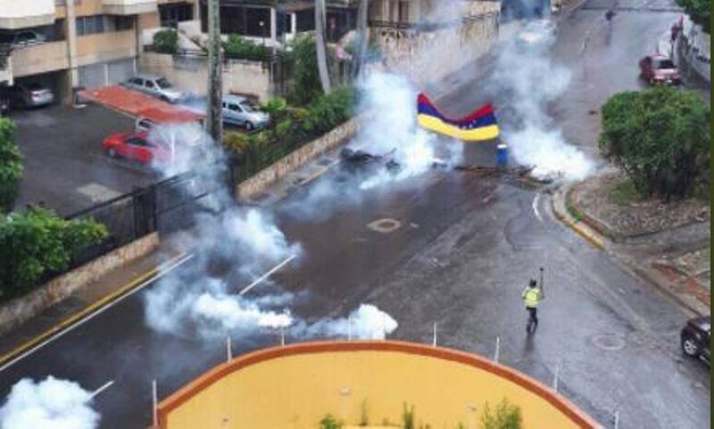 Entre los parlamentarios afectados se encuentra Juan Guaidó AN por el estado Vargas, quien fue atacado con perdigones disparados en su cuello y espalda por la GNB/ Foto: Twitter @Jorgemillant