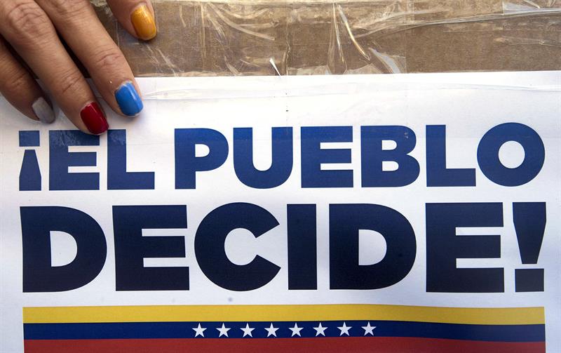 Los organizadores de la votación indicaron que a mediodía habían votado unas 200 personas, aunque esperan que lo hagan al menos 600 de los más de 1.500 venezolanos residenciados en Bélgica/ Foto: EFE