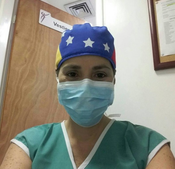 La doctora Estrella Uzcátegui comenzó a usar un gorro quirúrgico tricolor en señal de amor al país y en protesta por la crisis de salud
