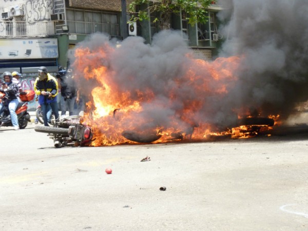 Motocicletas incendiadas en la avenida Francisco de Miranda, a la altura de la Plaza Francia de Altamira / Foto: Lewin Granados