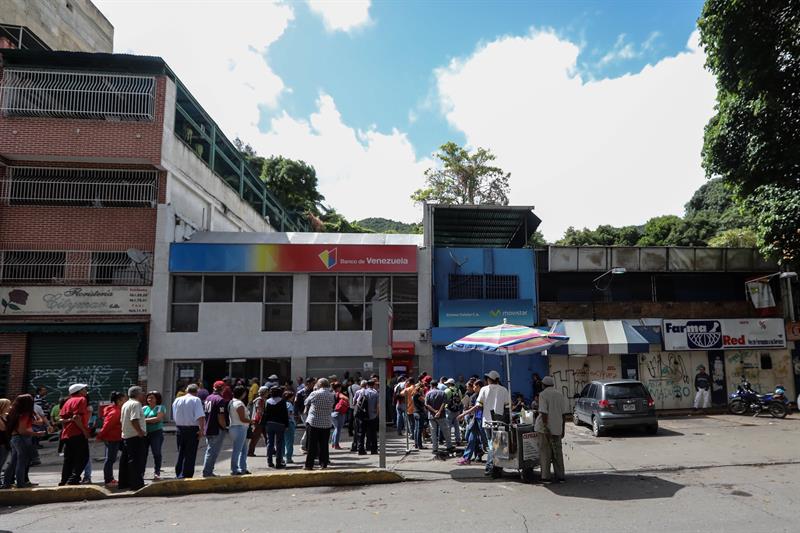 Pensioandos en cola en las afueras de un banco estatal, en Caracas/Foto: EFE