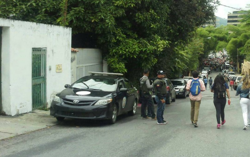 Funcionarios del Sebin en las afueras de la casa de Leopoldo López
