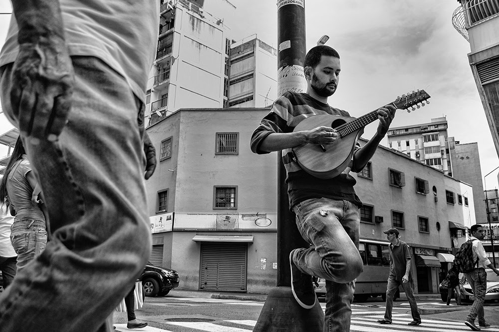 La propuesta musical de Torres consiste en un trío sui géneris compuesto por su mandolina, y el bajo y la batería interpretados por Edwin Arellano y Juan David López/ Foto: Cortesía