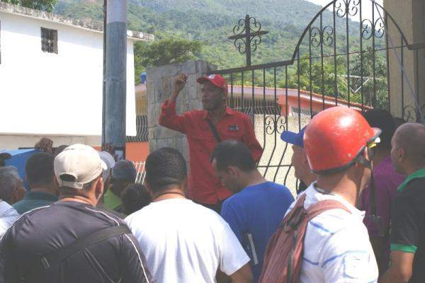 Los trabajadores exigen a la empresa se les devuelvan sus puestos de trabajo 