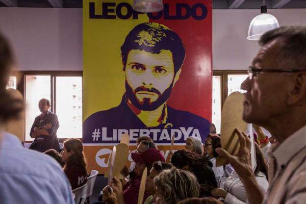Un grupo de manisfestantes se reune para exigir la liberación de Leopoldo López