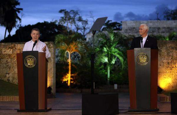 El Presidente de Colombia, Juan Manuel Santos (i), habla durante una conferencia de prensa conjunta con el vicepresidente de EE.UU., Mike Pence Foto: EFE