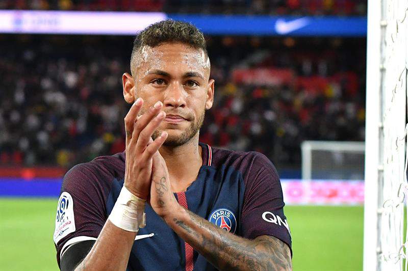 Neymar recibió "con sorpresa" la demanda interpuesta por el Barcelona y anunció que acudiría a las instancias competentes