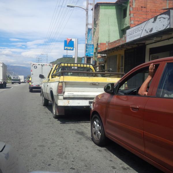 Largas colas se observan en Mérida por falta de gasolina 
