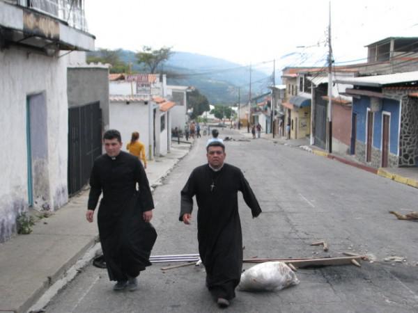  Los sacerdotes en Tovar, Mérida, hicieron un llamado para el cese de la represión
