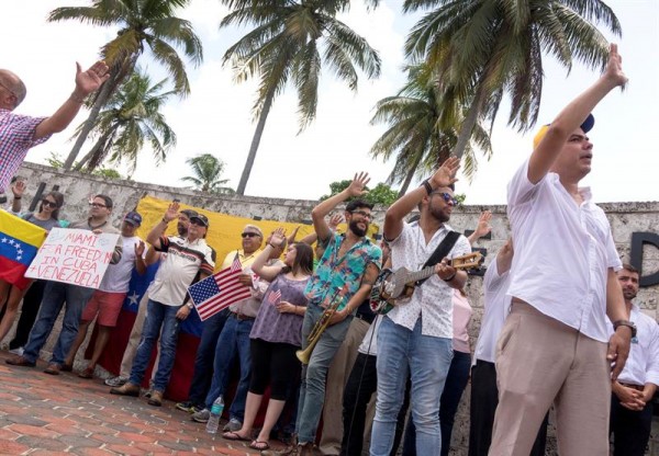Miembros de la comunidad de exiliados venezolanos, cubanos, y otros hispanos, exigen libertad, democracia, y el fin de la dictadura de Maduro en un evento en la Antorcha de la Amistad, en Miami/ Foto: EFE