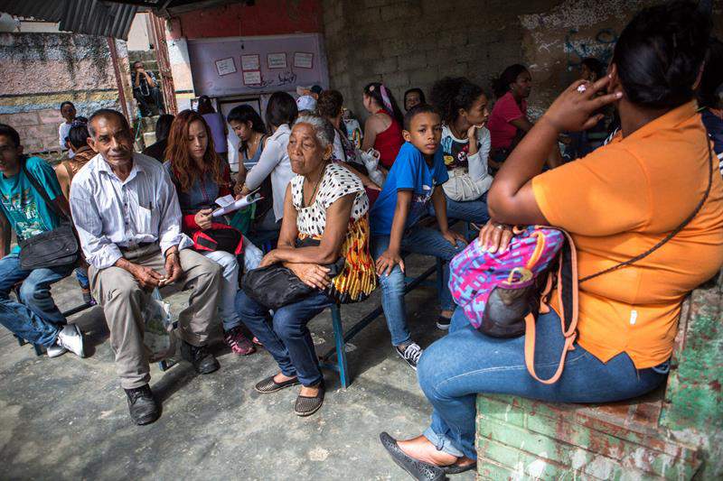 Usuarios esperan su turno de atención en un "consultorio espiritual", en el "callejón de los brujos", este jueves 31 de agosto de 2017 / Foto: Cristian Hernández (EFE)