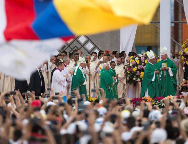 El papa Francisco (c) oficia una misa en el área portuaria de Contecar, en Cartagena/ Foto: EFE