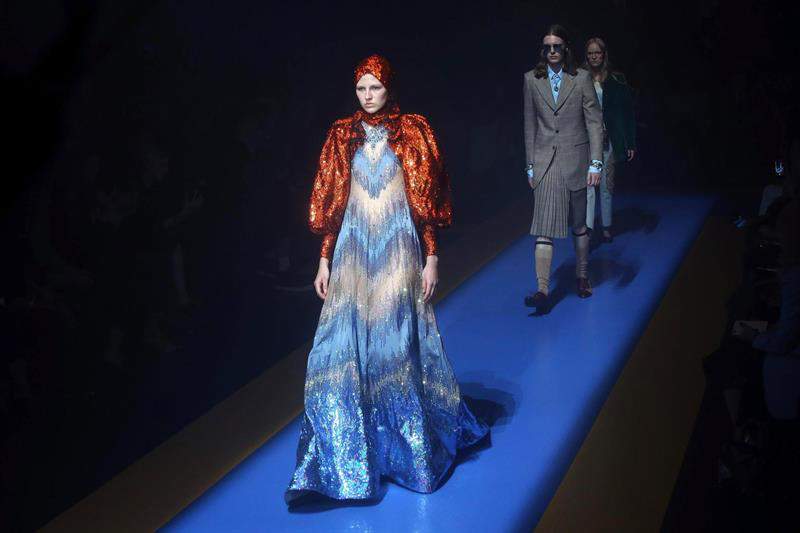 La mezcla en tejidos, colores y estampados ha sido la tónica principal de la colección que Gucci ha llevado este miércoles a Milán para inaugurar la Semana de la Moda femenina/ Foto: EFE