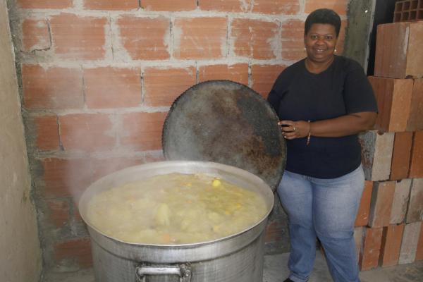 Grandes cantidades de sopa alimentan a niños y ancianos en Miranda