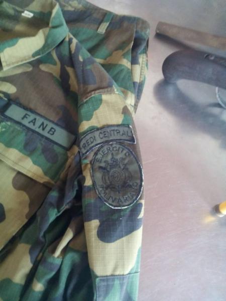 Se les confiscaron dos uniformes militares camuflados con insignias de la F.A.N.B