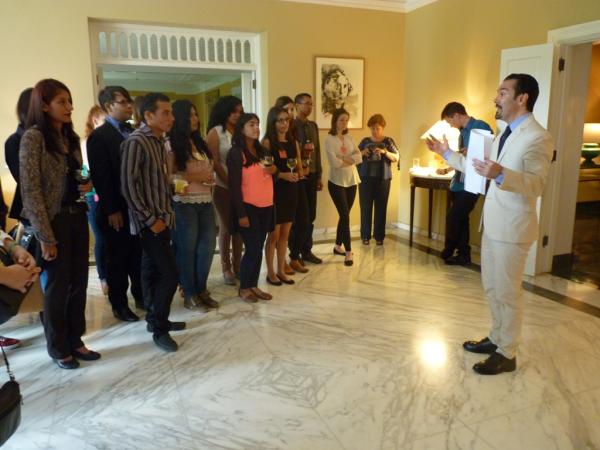 Embajador Francia con estudiantes venezolanos