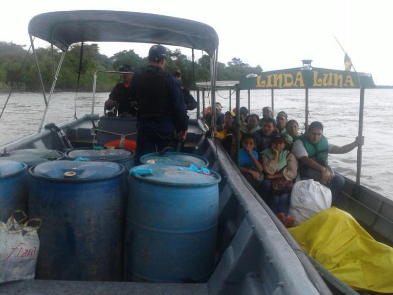 Rescatan a 12 venezolanos que estaban a la deriva en un río en Colombia