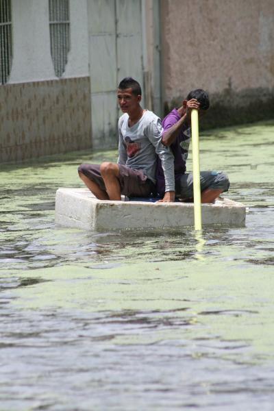 Vecinos del Paraparal siguen sufriendo los efectos de la crecida del Lago de Valencia / Foto: @FEDGLOCK ‏