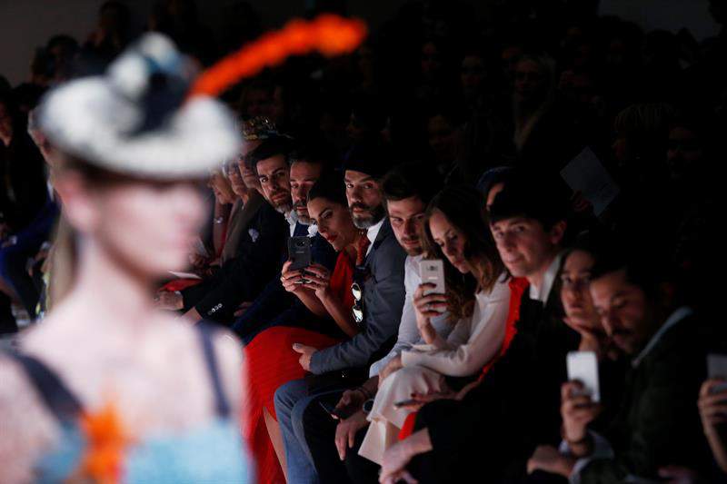 La sofisticada colección de Duende Capitalista abrió la tercera edición de la pasarela Mercedes-Benz Fashion Week Chile, una vitrina de clase mundial para la moda suramericana/ Foto: EFE