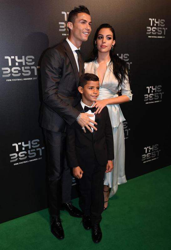 El delantero portugués del Real Madrid Cristiano Ronaldo, nominado a mejor jugador de la temporada, posa junto a su pareja Georgina Rodriguez y su hijo Cristiano Ronaldo Jr. / EFE