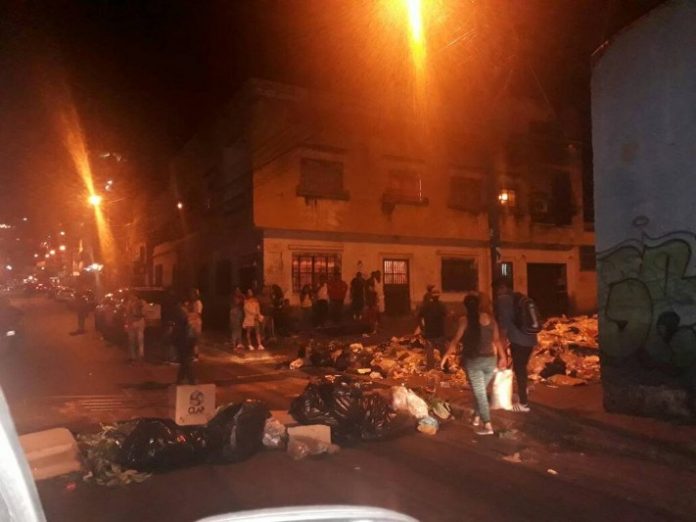 Vecinos de Catia protestaron por acumulación de basura en las calles