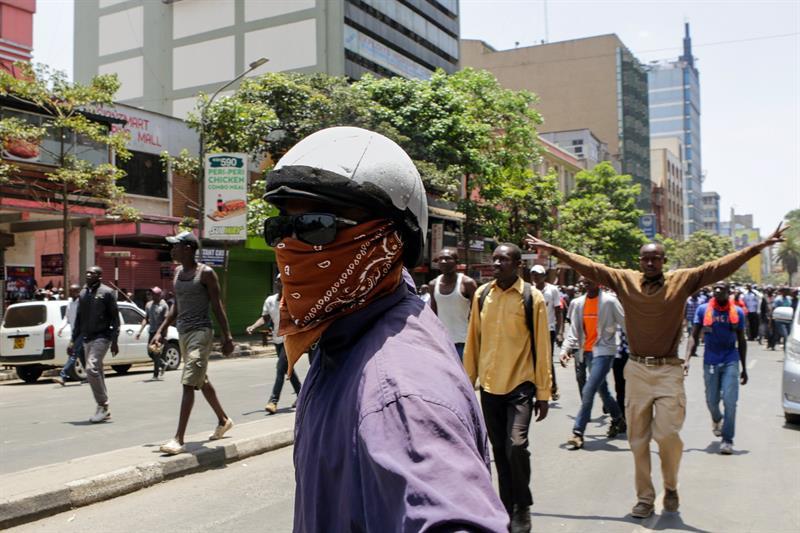 La policía disuelve con gas lacrimógeno una manifestación organizada por el partido de la oposición Súper Alianza Nacional (NASA) y su líder, Raila Odinga, en Nairobi, Kenia, 6 de octubre de 2017 /( EFE/DANIEL IRUNGU)