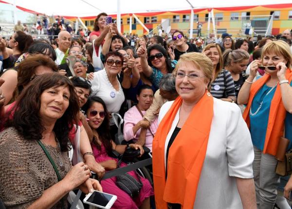 Presidenta de Chile, Michelle Bachelet durante la movilización en Santiago de Chile / Foto: EFE