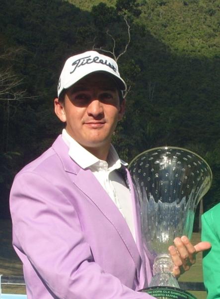 Felipe Velásquez con trofeo de campeón del XIV Abierto Sambil de golf