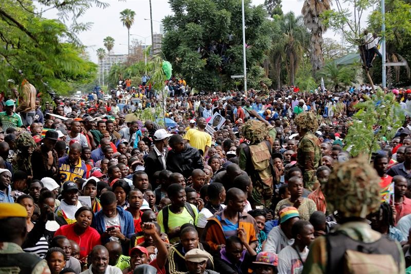 Miles de personas protestan en Zimbabue contra el presidente Mugabe EFE