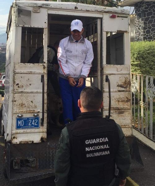 Momento en que Carlos Ramírez llega al tribunal militar de juicio número 4 en la ciudad de San Cristóbal